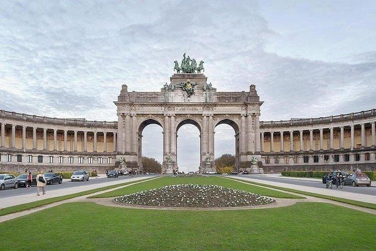 ein großes Gebäude mit einem Bogen, in dem sich eine Statue befindet