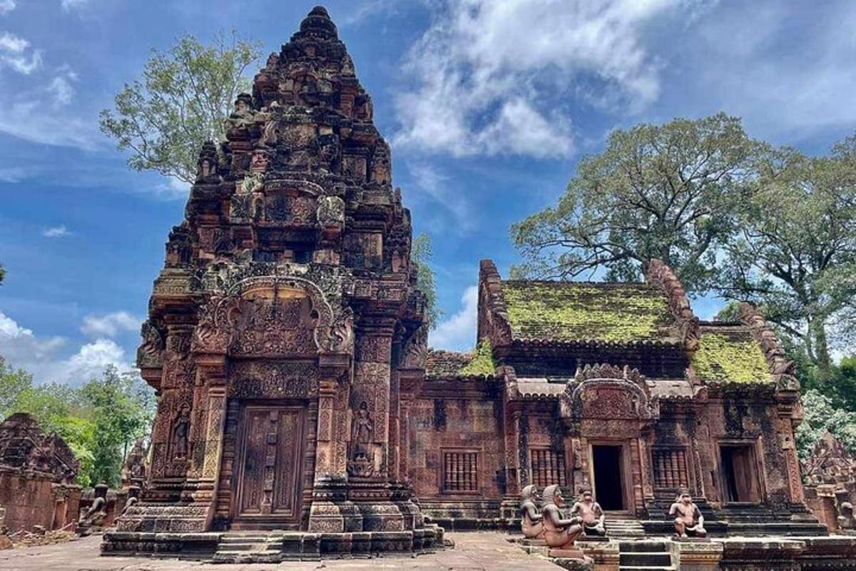 un grand bâtiment devant un temple
