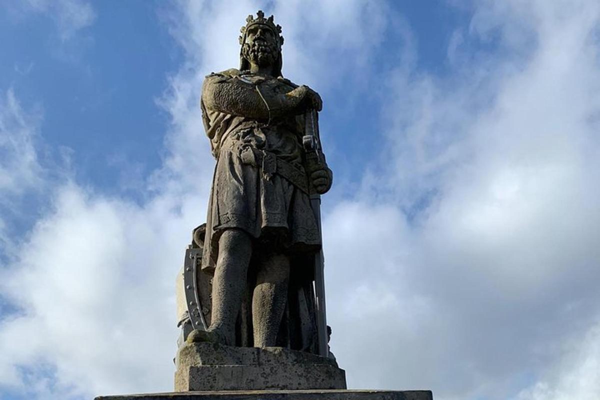 socha muže stojícího na vrcholu monumentu