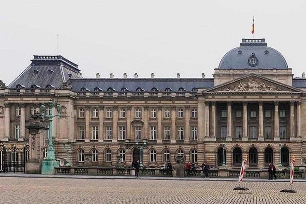 ein großes Gebäude mit einer Statue davor