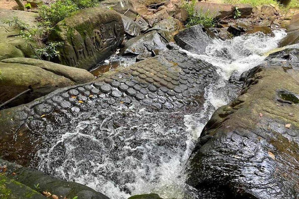 un courant d'eau se précipitant sur les rochers d'une rivière