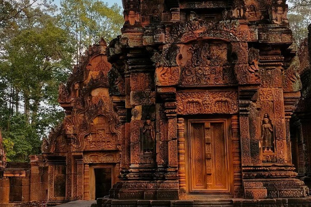 một tòa nhà được trang trí công phu với một cánh cửa ở phía trước