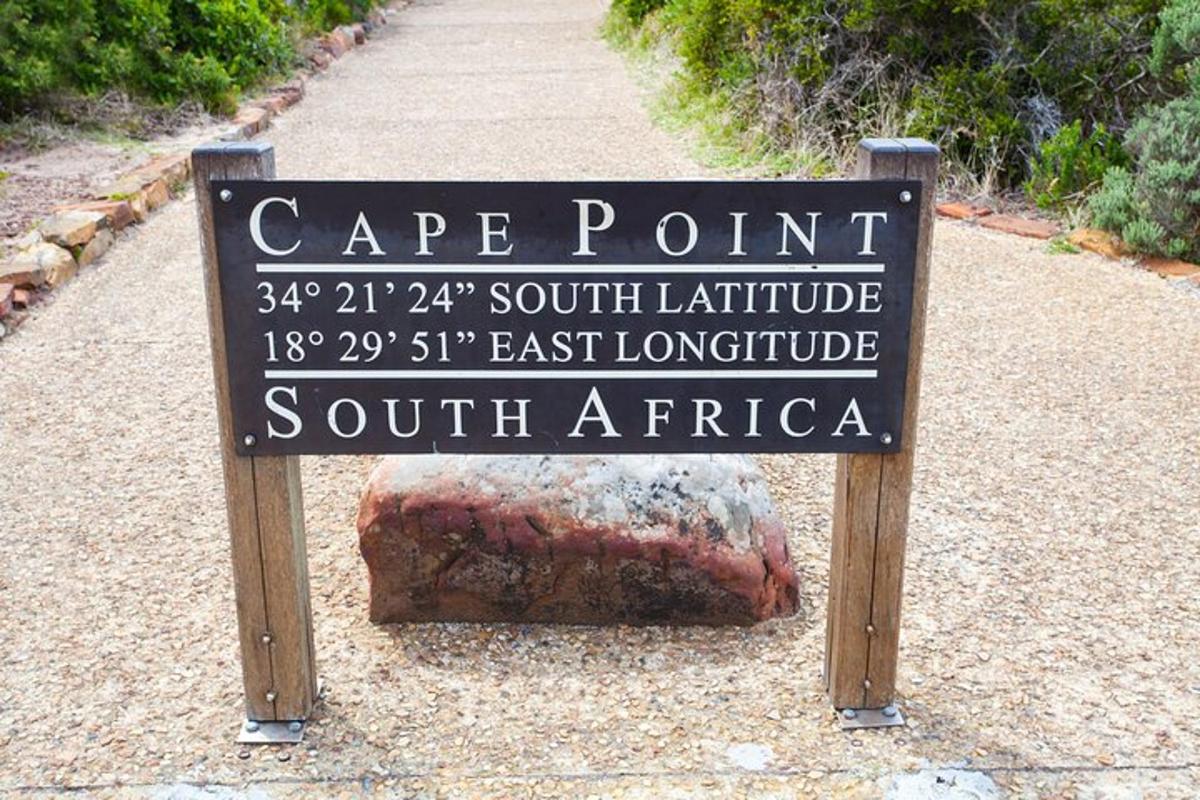 cedule s nápisem Cape Point a kus masa