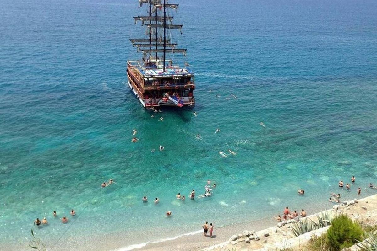 um barco na água em uma praia