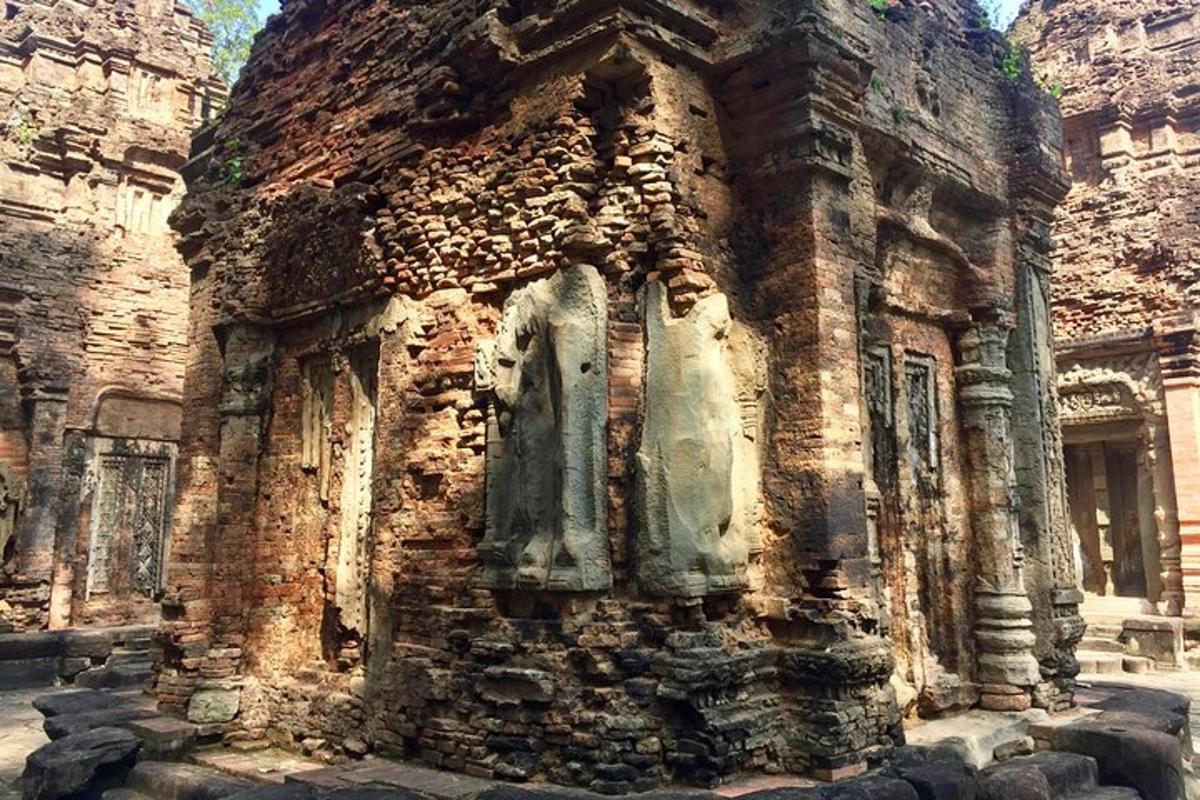 un edifici de pedra amb estàtues al costat