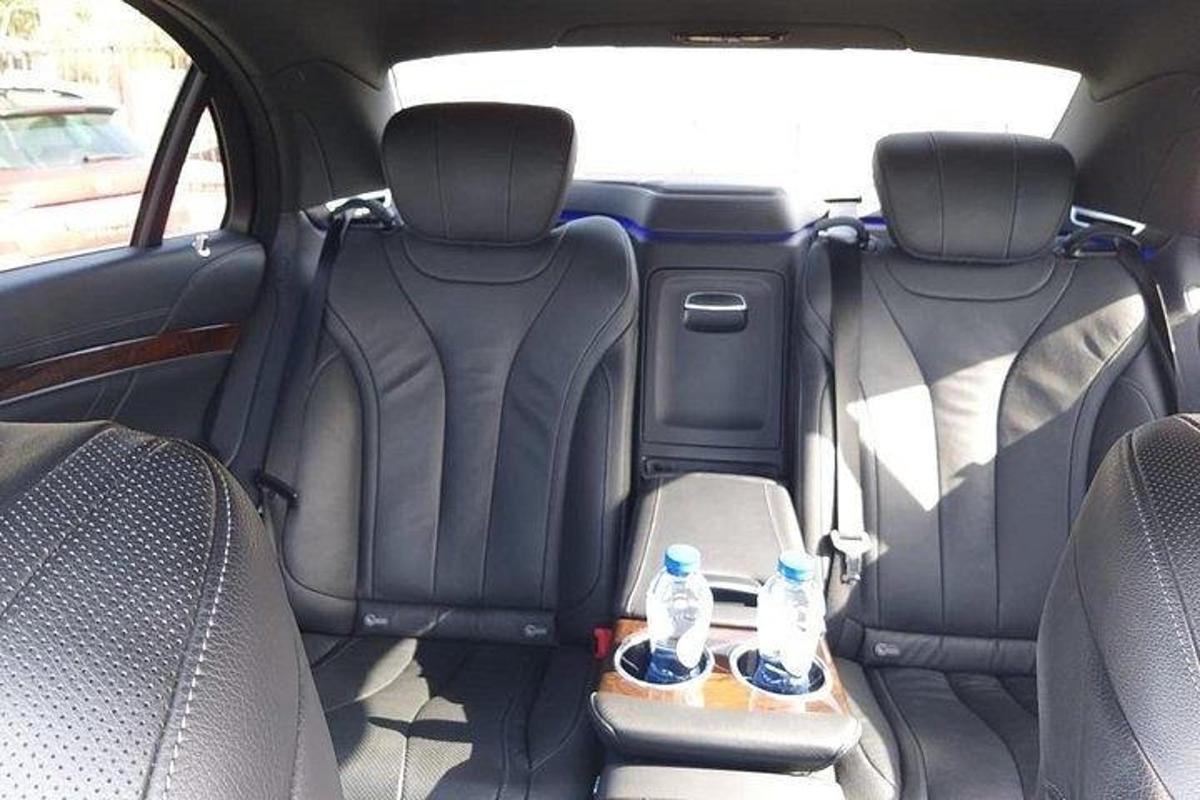 zwei Sitze auf der Rückbank eines Autos mit zwei Wasserflaschen