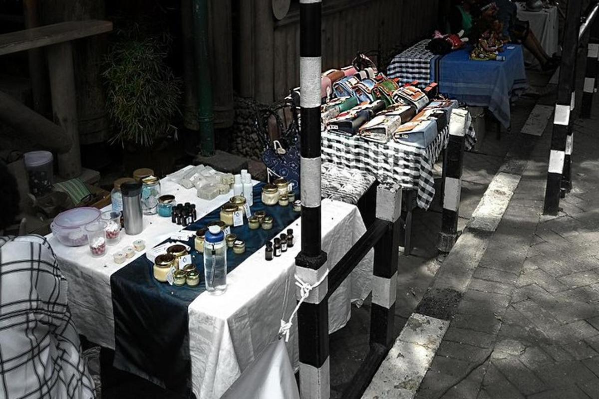 Un grupo de mesas con comida y bebidas en ellas.