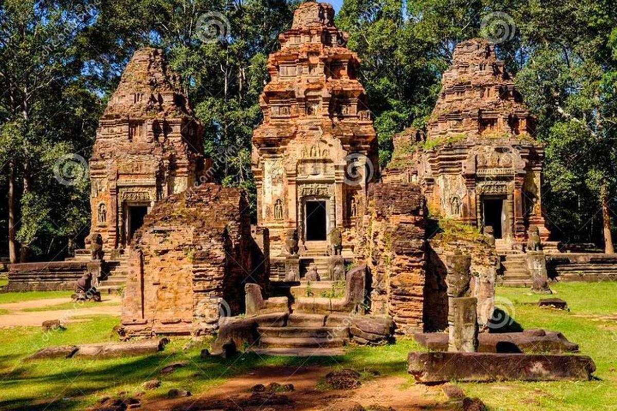 două temple într-un câmp cu copaci în fundal