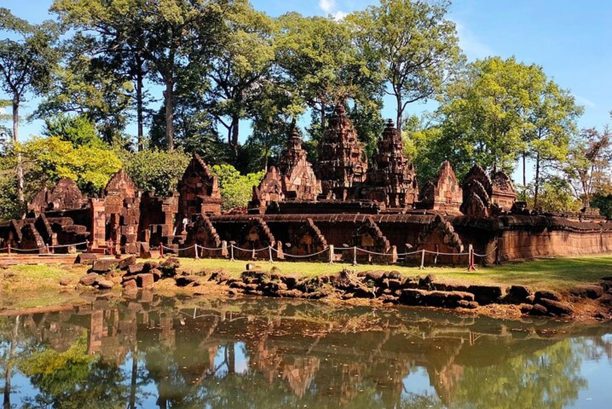 một góc nhìn về một tòa nhà bằng đá bên cạnh một vùng nước