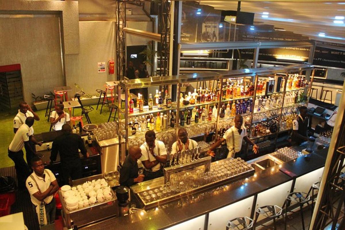 un grup de persones preparant menjar en un restaurant