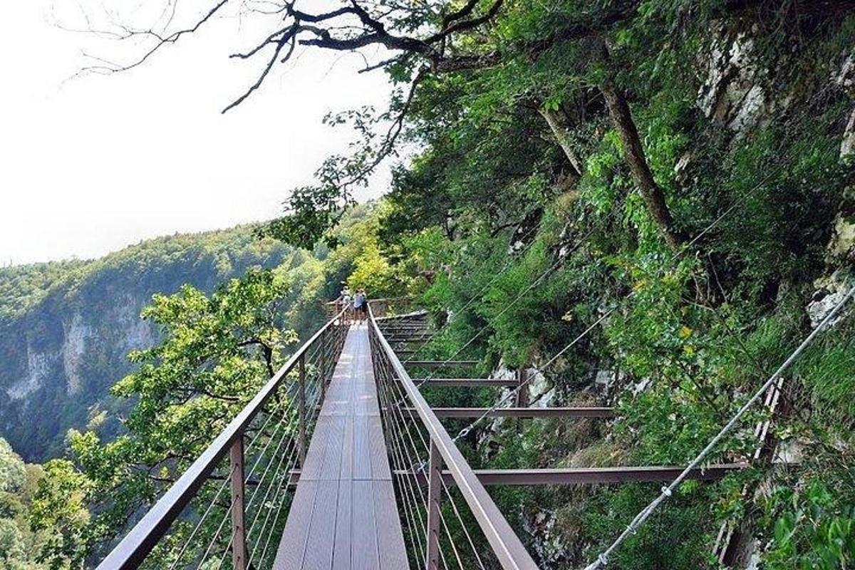 Un puente sobre una montaña con gente en él.