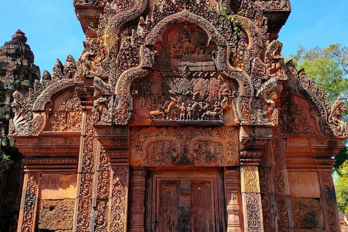 một tòa nhà được trang trí công phu với một cánh cửa gỗ ở phía trước