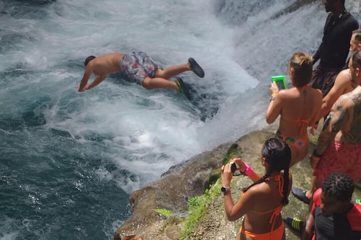 seseorang melompat dari air terjun ke sungai