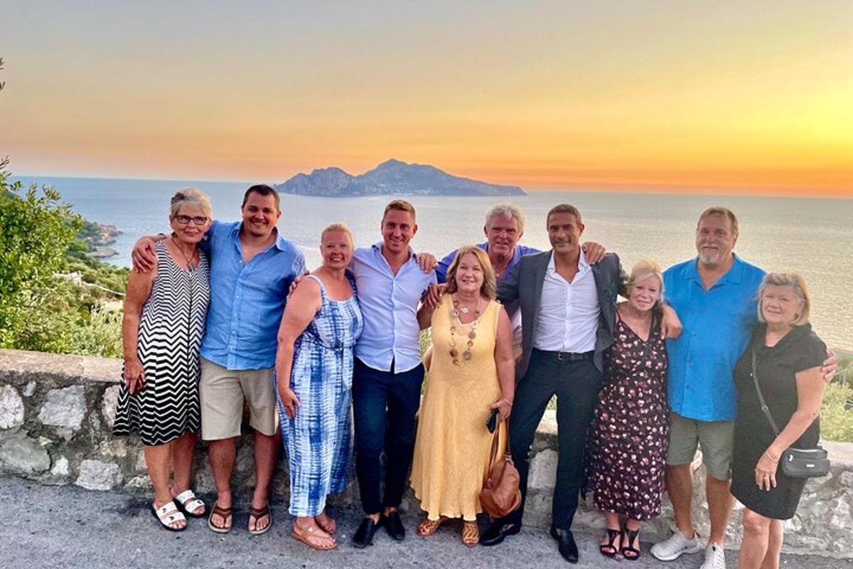 skupina ljudi, ki pozirajo za sliko pred oceanom