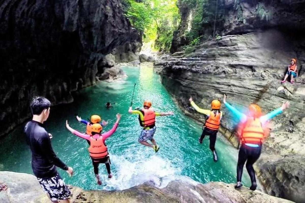 sekumpulan orang melompat ke dalam sungai