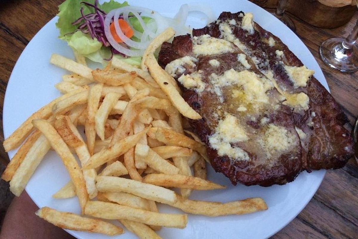 en tallrik mat med en biff och pommes frites