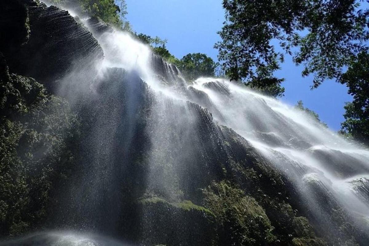 air terjun memuntahkan air ke udara