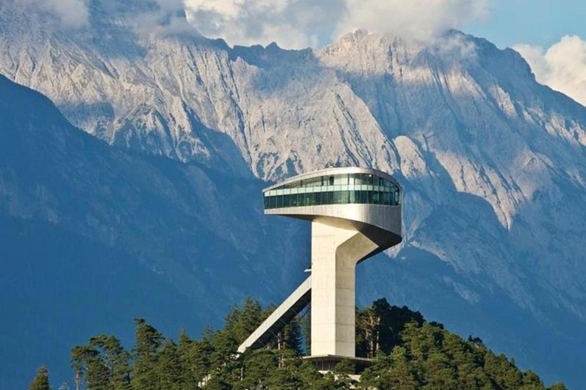 sebuah menara di atas bukit dengan latar belakang gunung