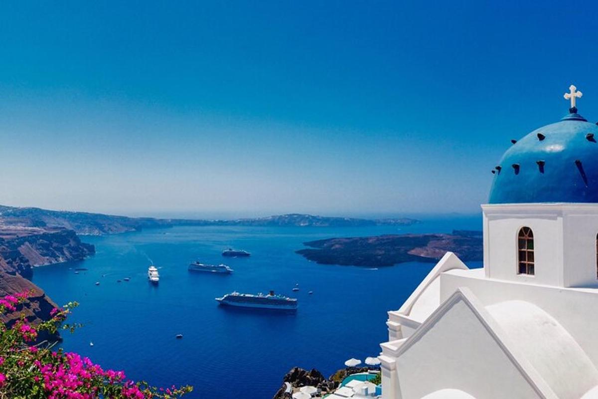 una chiesa con una cupola blu e uno specchio d'acqua
