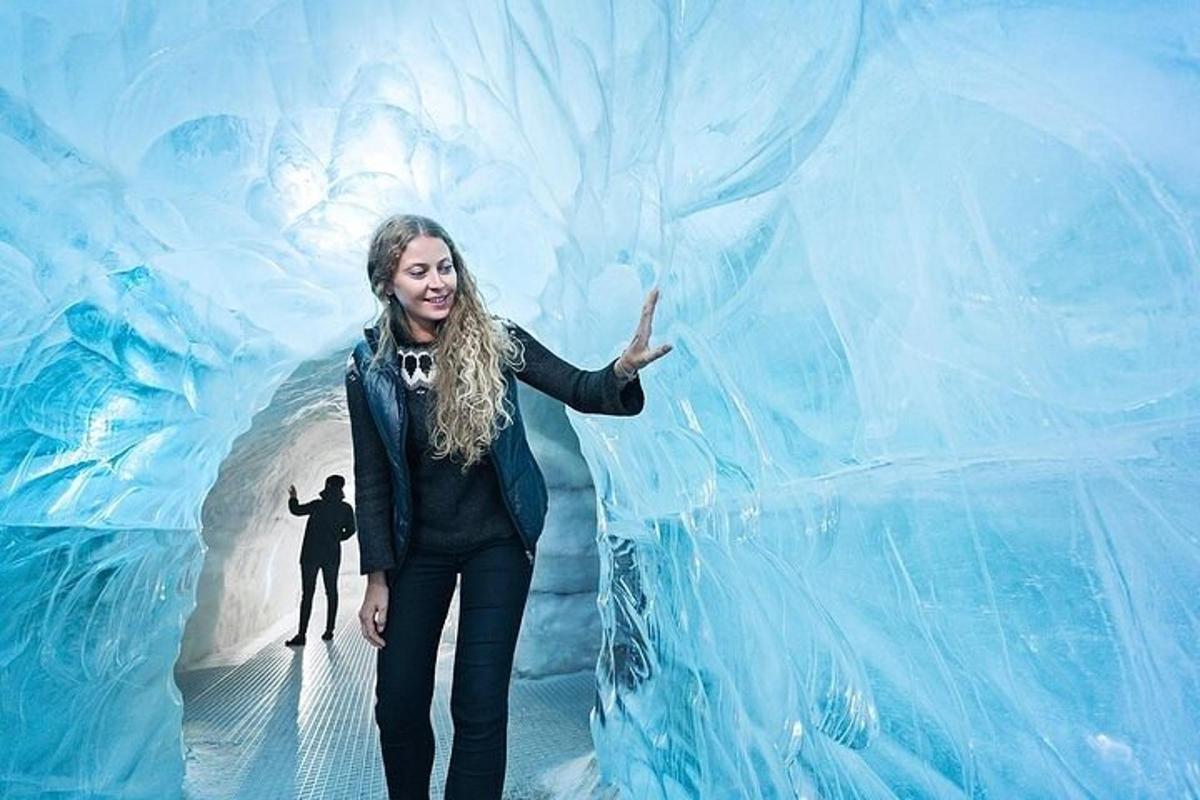 una donna in piedi all'interno di una grotta di ghiaccio