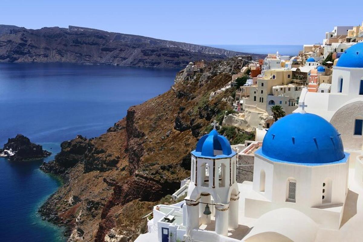 una vista dell'isola di Santorini con edifici a cupola blu