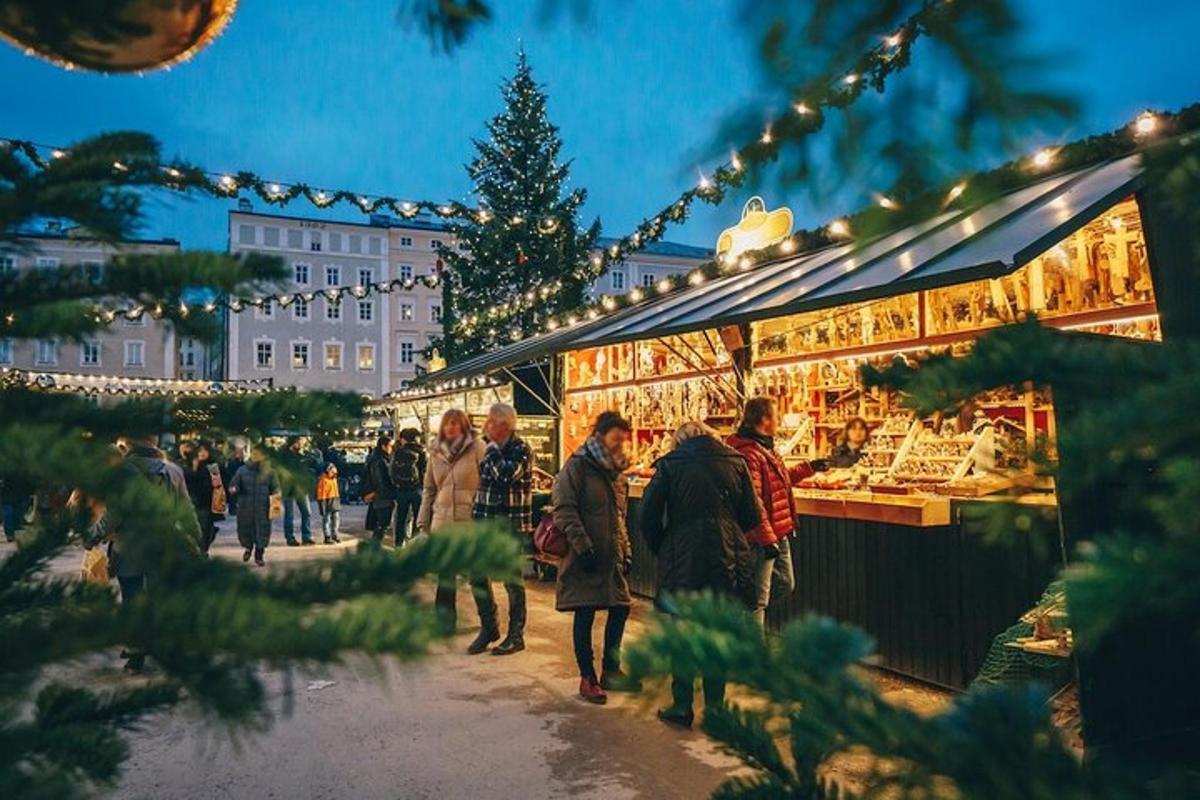 ihmisryhmä kävelee joulumarkkinoilla