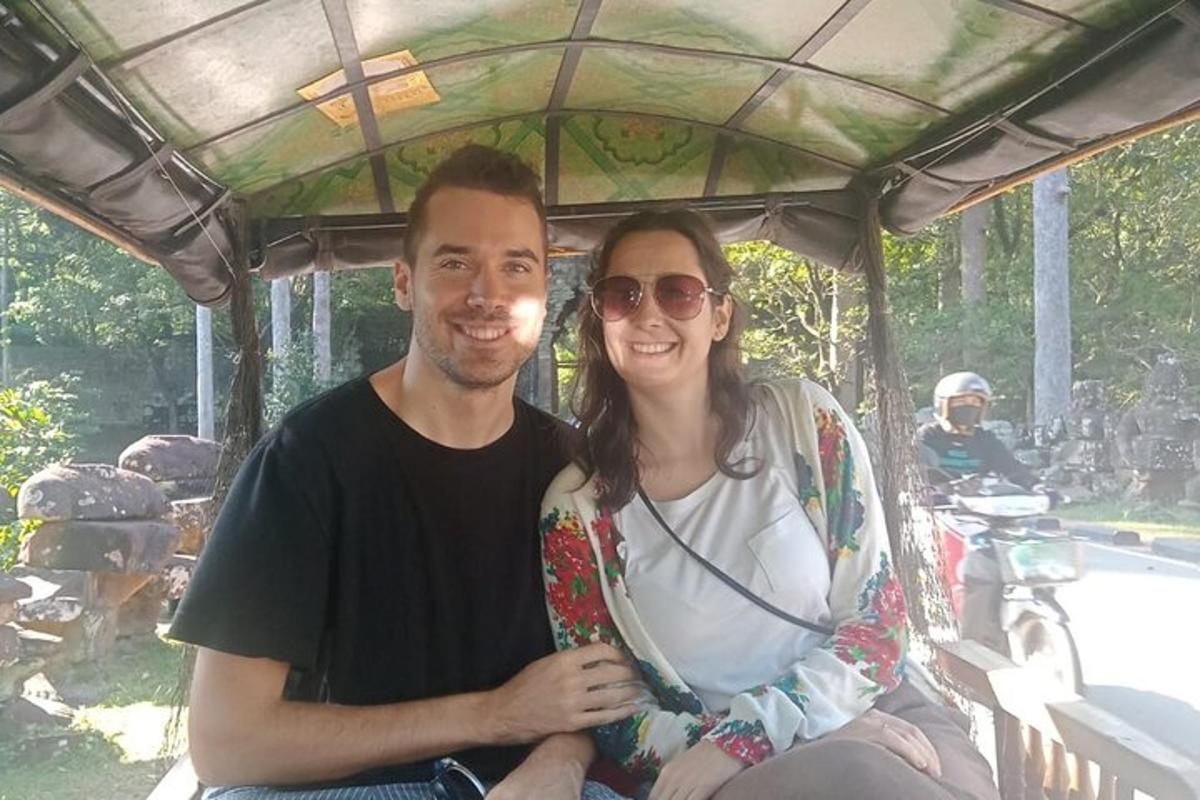 um homem e uma mulher sentados em uma carroça