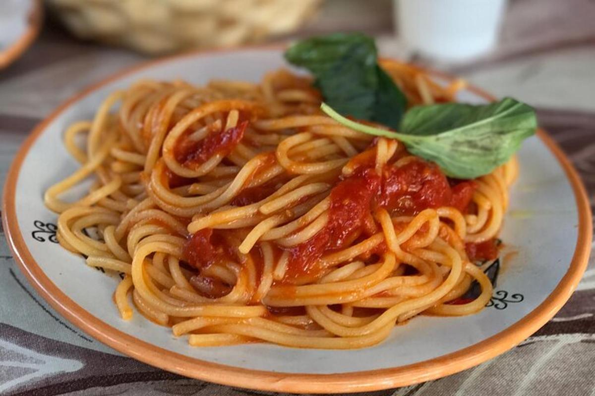 talerz spaghetti z sosem na stole