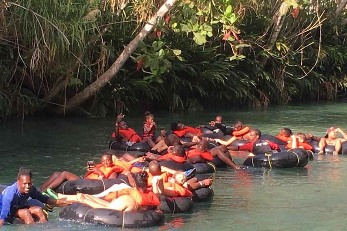 un gruppo di persone su zattere in acqua