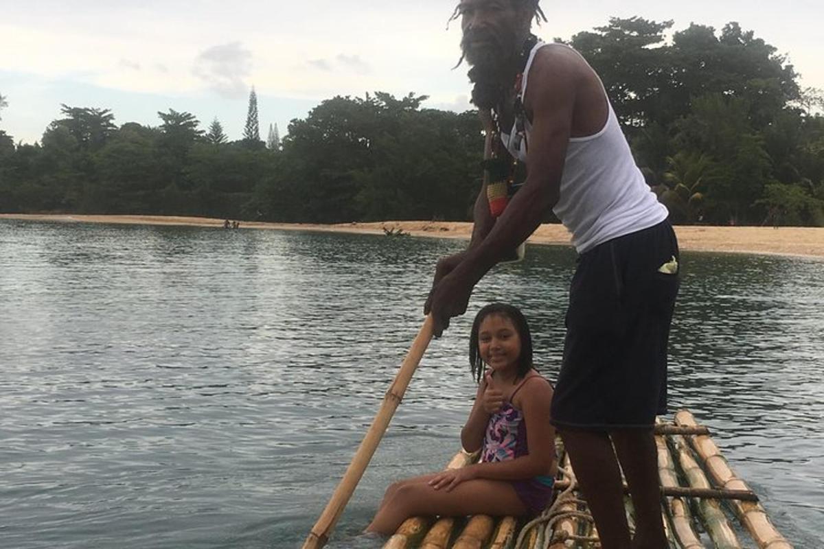 un uomo e una bambina su una zattera in acqua