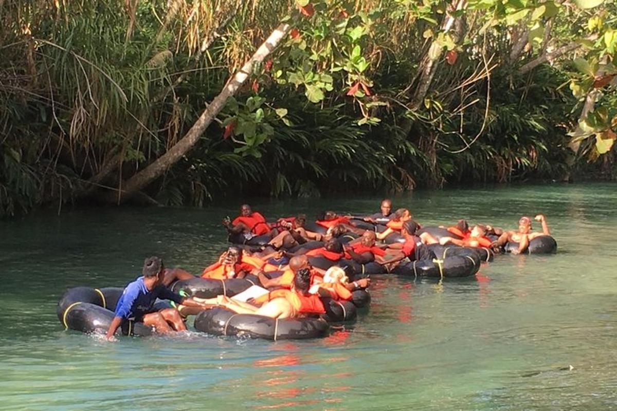un gruppo di persone su zattere in acqua