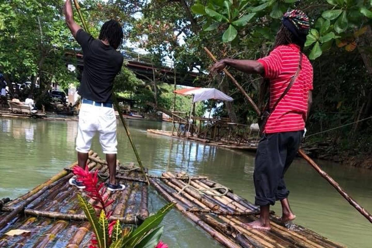 due persone su una barca in acqua