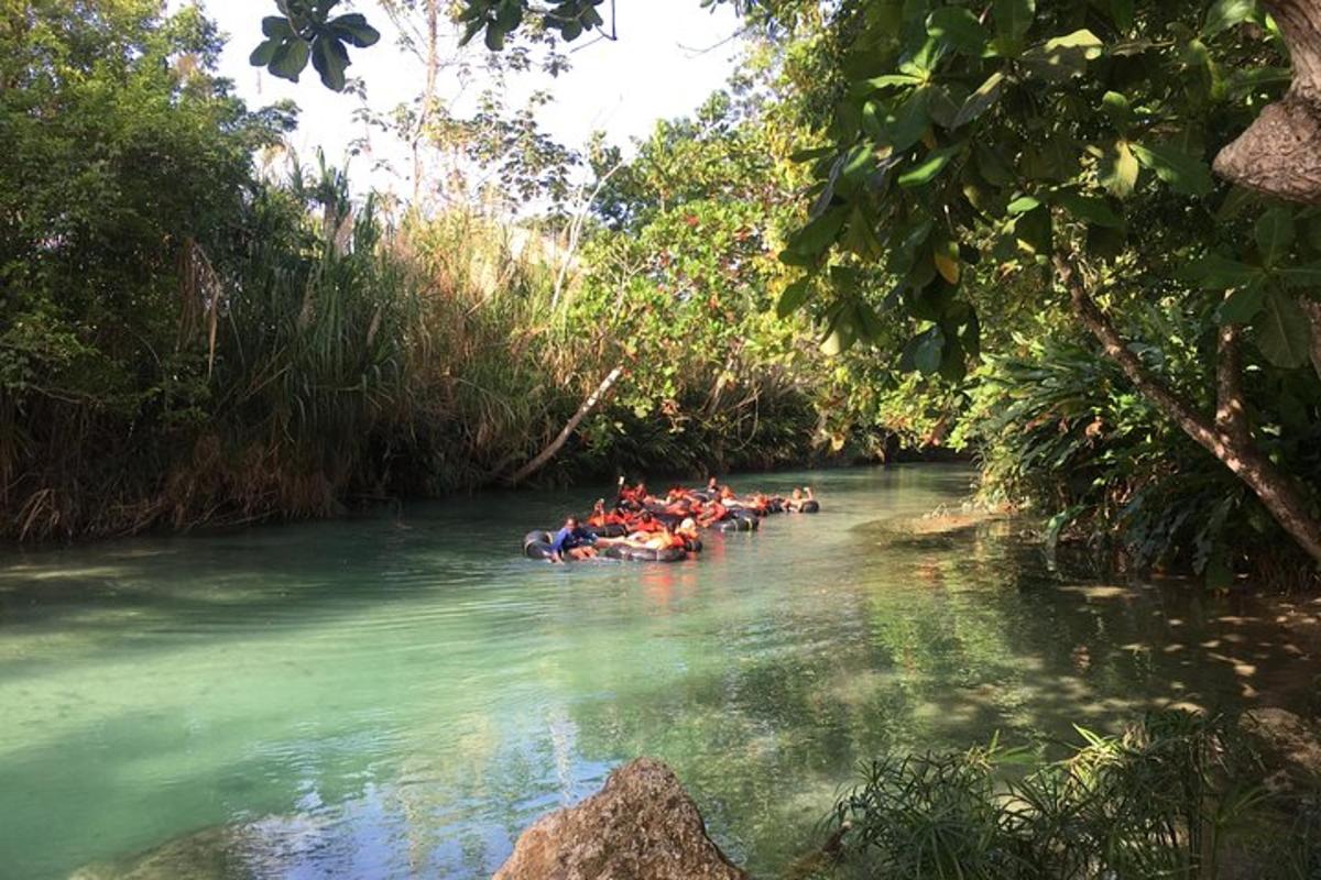 un gruppo di persone che navigano su una zattera lungo un fiume