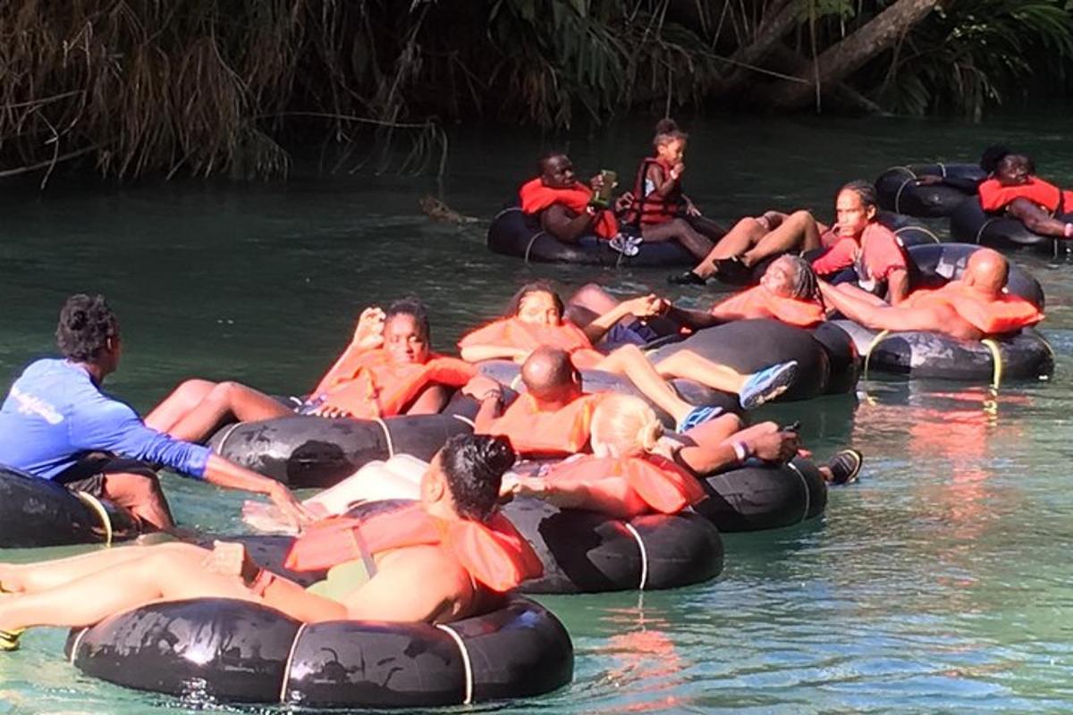 un gruppo di persone che viaggiano su gommoni in acqua