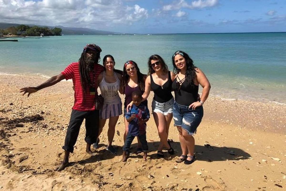 un gruppo di persone in piedi sulla spiaggia