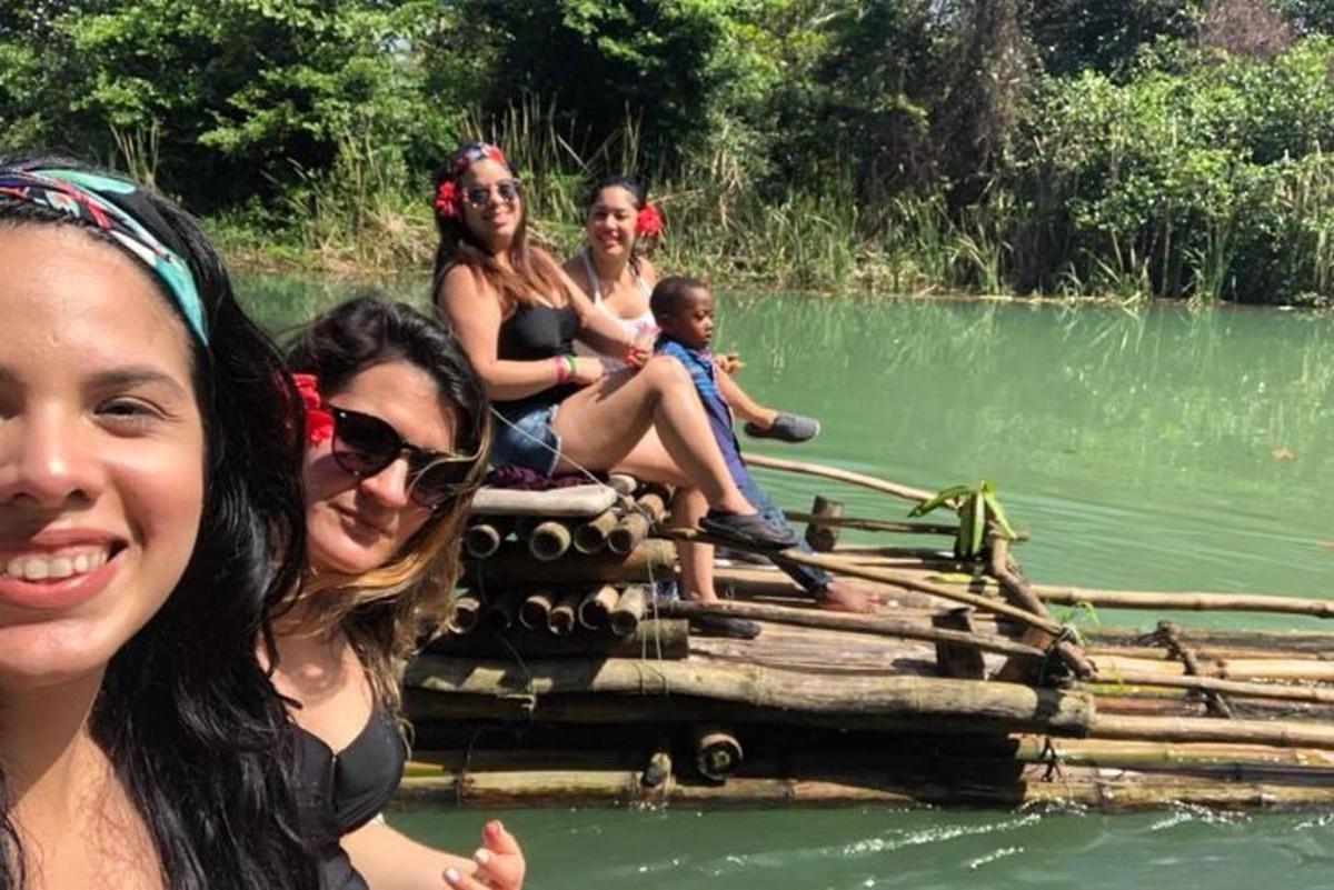 un gruppo di persone sedute su una zattera in acqua