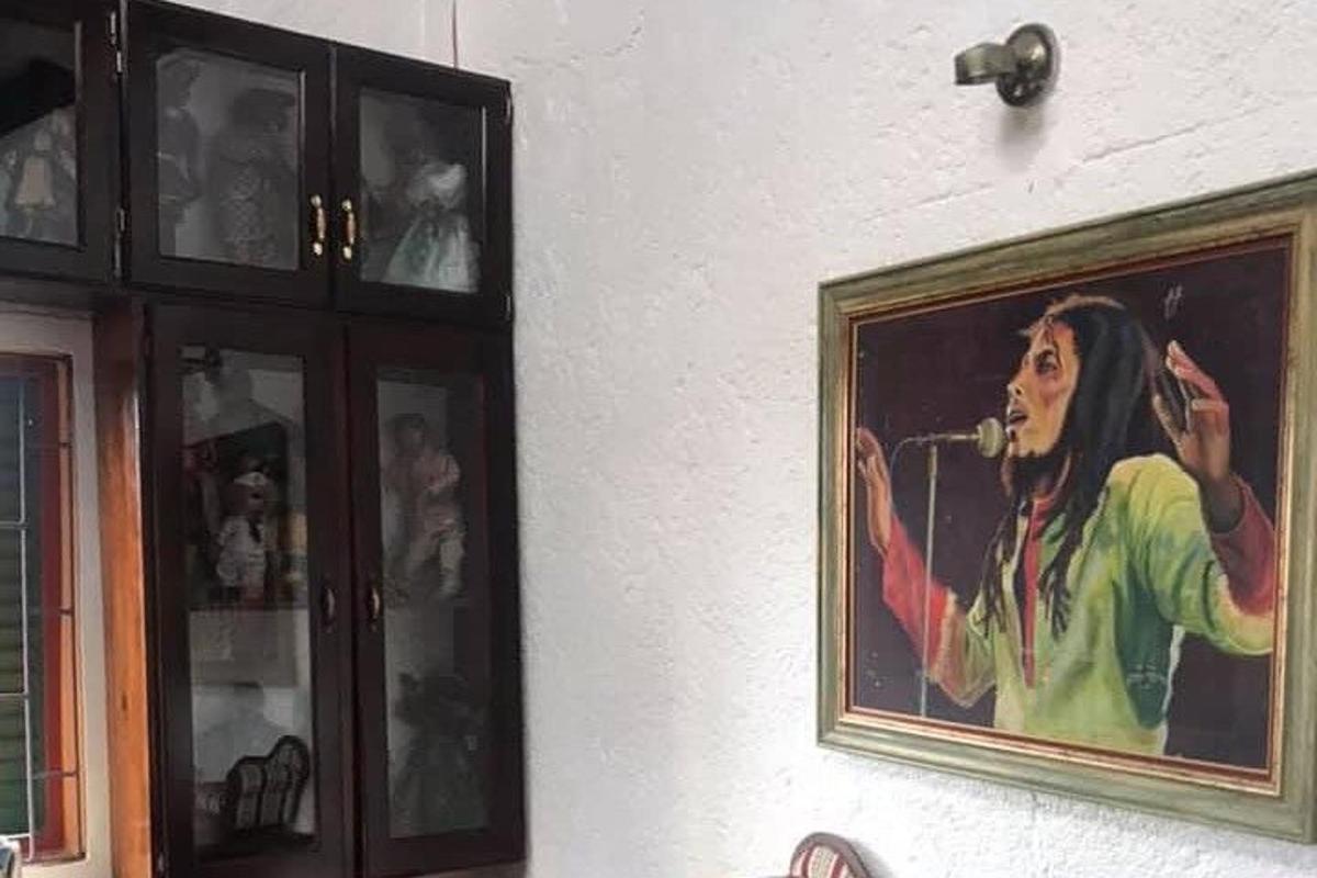 een schilderij van een vrouw die in een microfoon zingt
