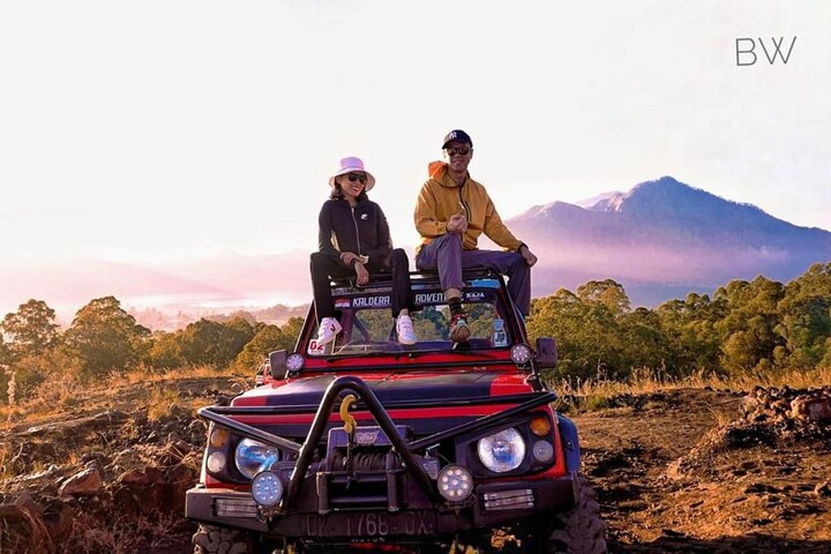 dos personas sentadas en la parte superior de un jeep