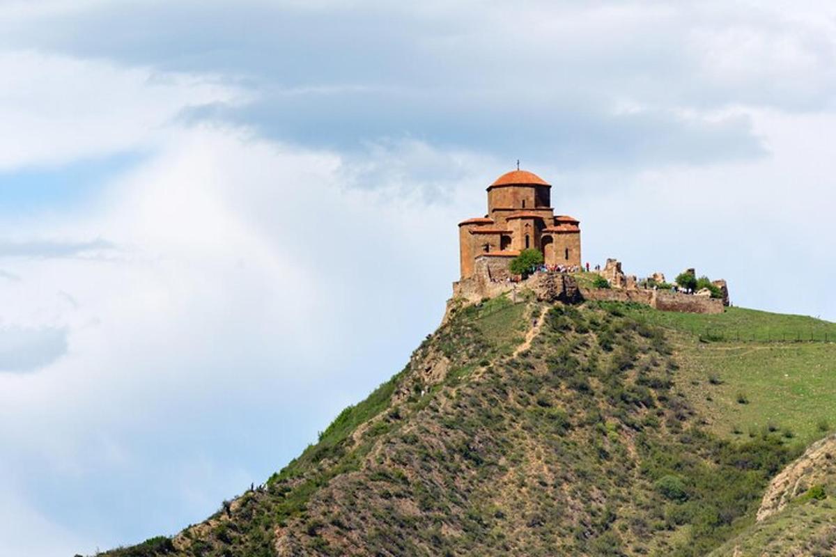 hrad na vrcholu kopce