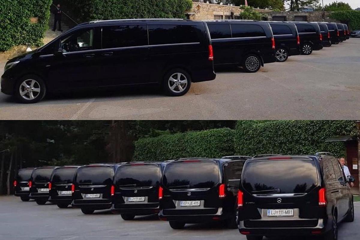 uma fileira de vans pretas estacionadas em um estacionamento