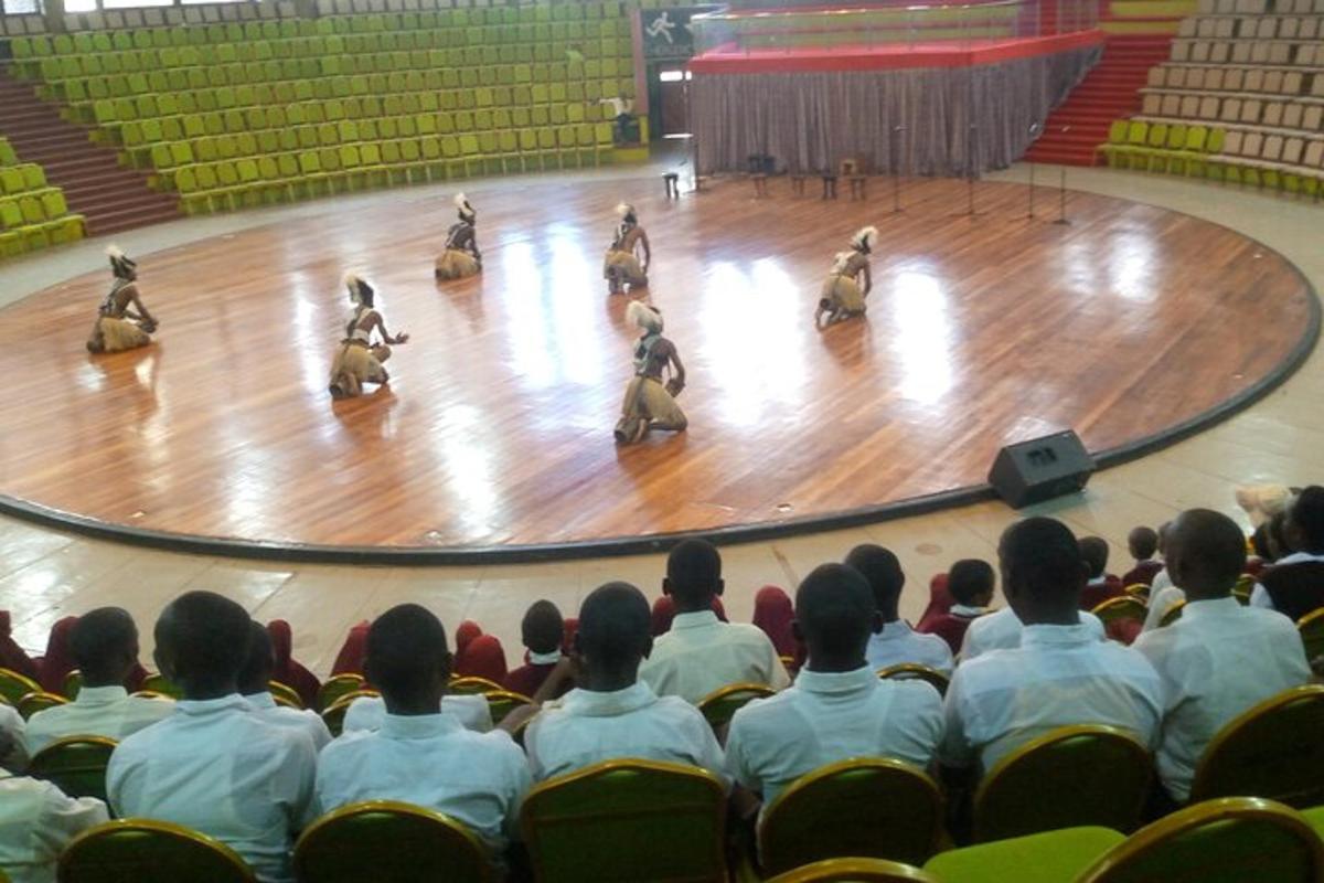 un gruppo di persone sedute in un auditorium a guardare uno spettacolo