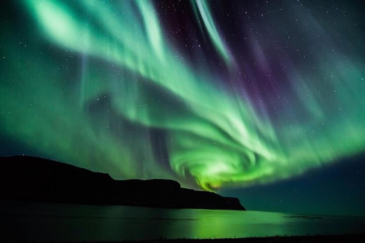 norðurljós á himni yfir vatni