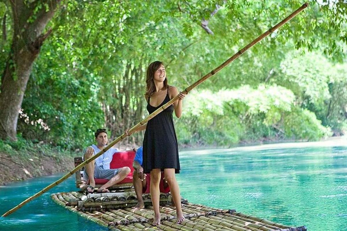 una mujer parada en una balsa sosteniendo un palo