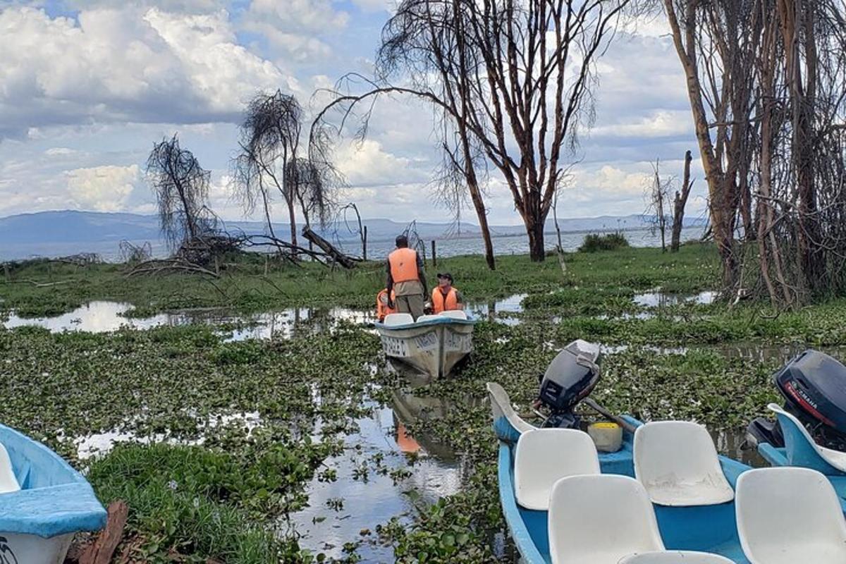due persone su una barca in un campo fangoso