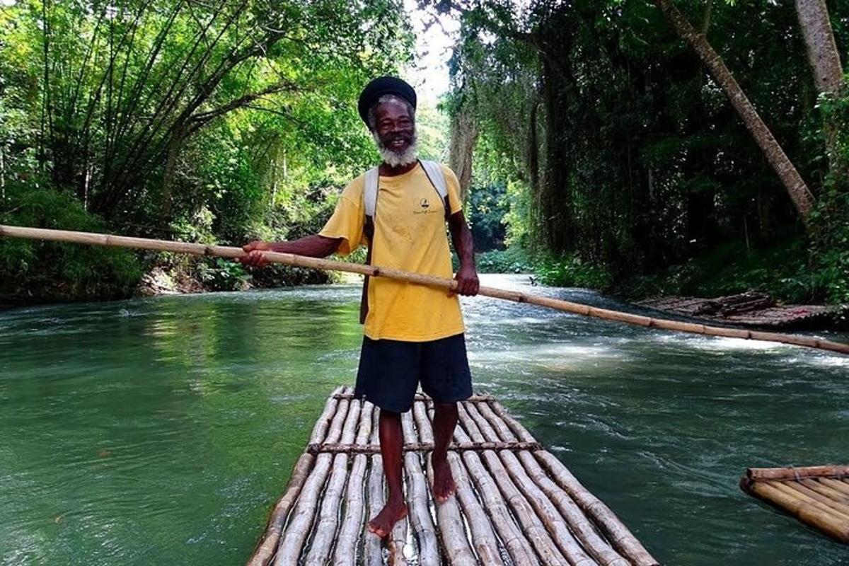 Un hombre parado en una balsa de bambú en un río.