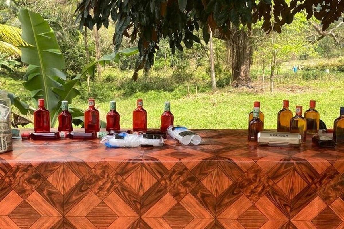 sebuah meja dengan sekumpulan botol alkohol di atasnya
