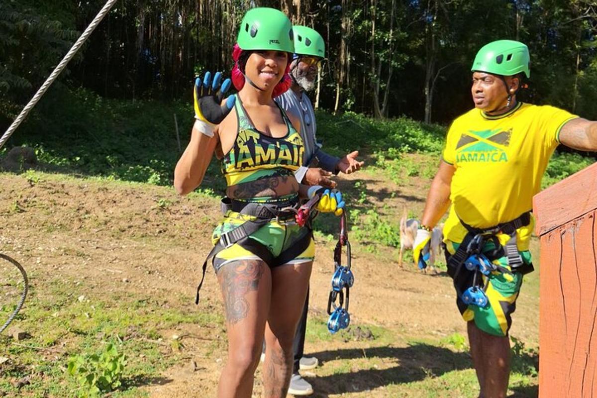 dva lidé v helmách stojící na zip line