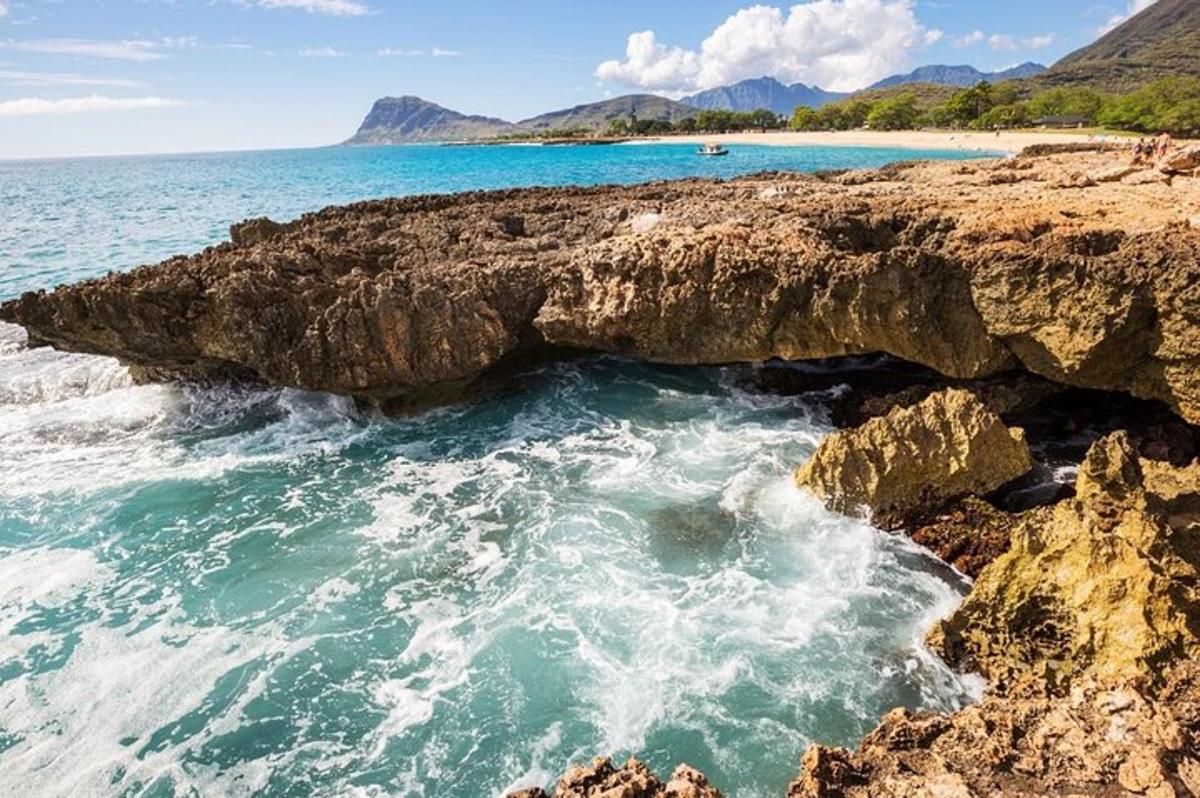 uma praia rochosa com uma caverna no oceano