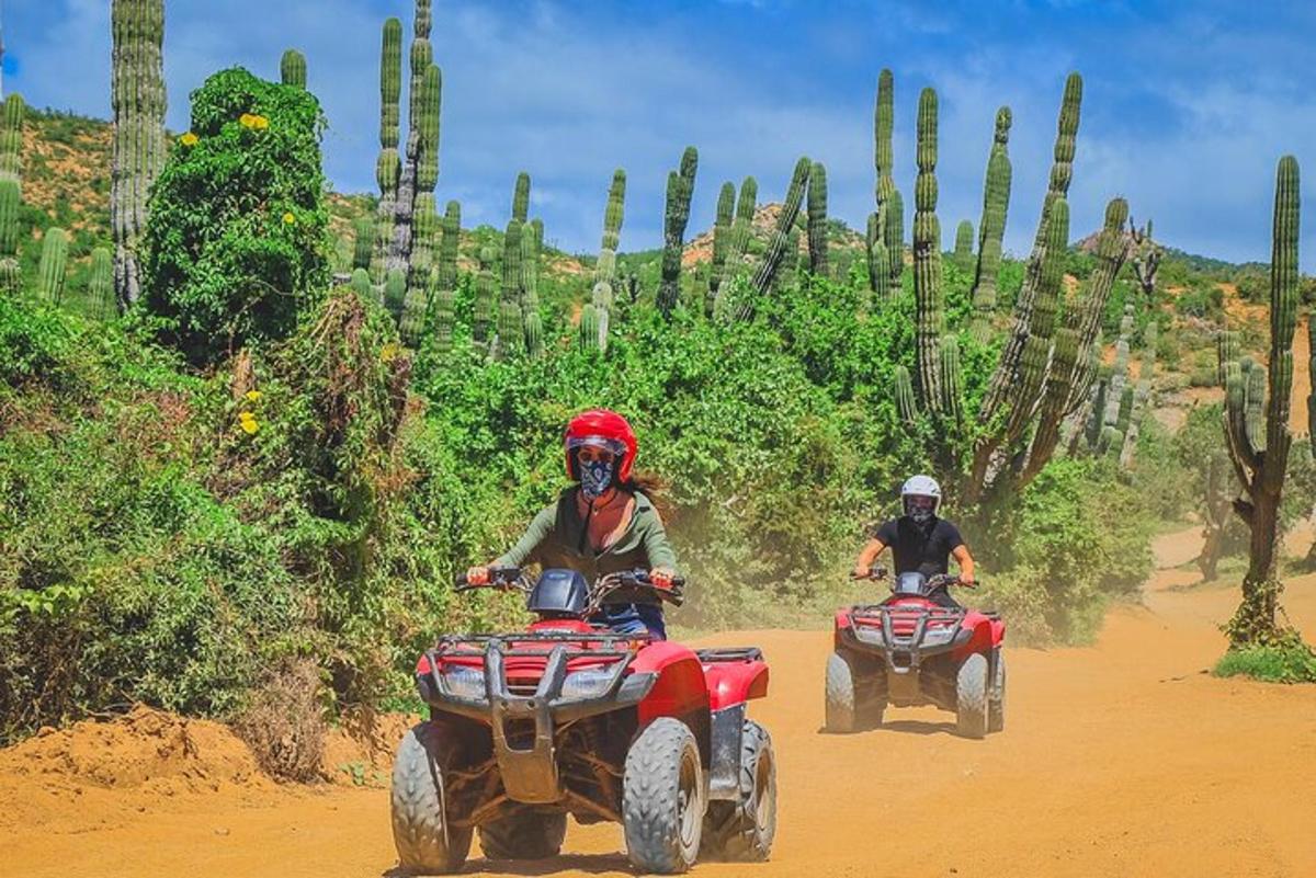 két ember ATV-n halad egy földúton