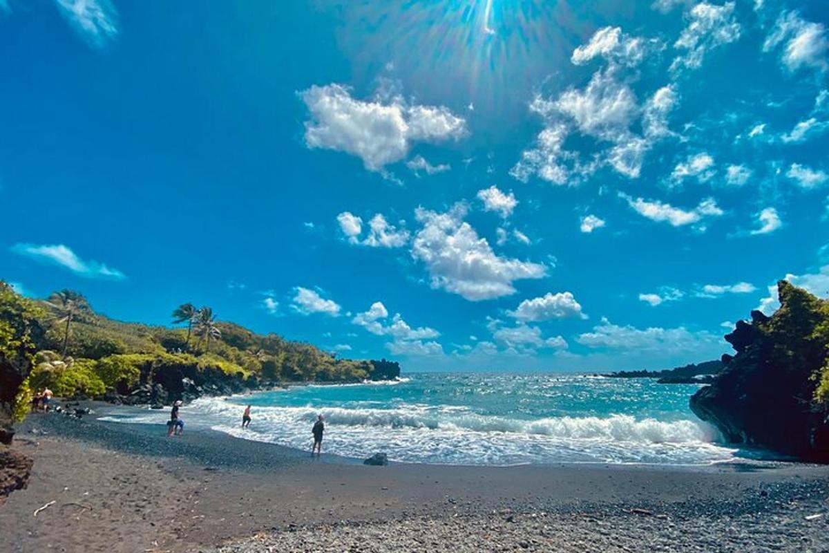uma praia com pessoas caminhando na água